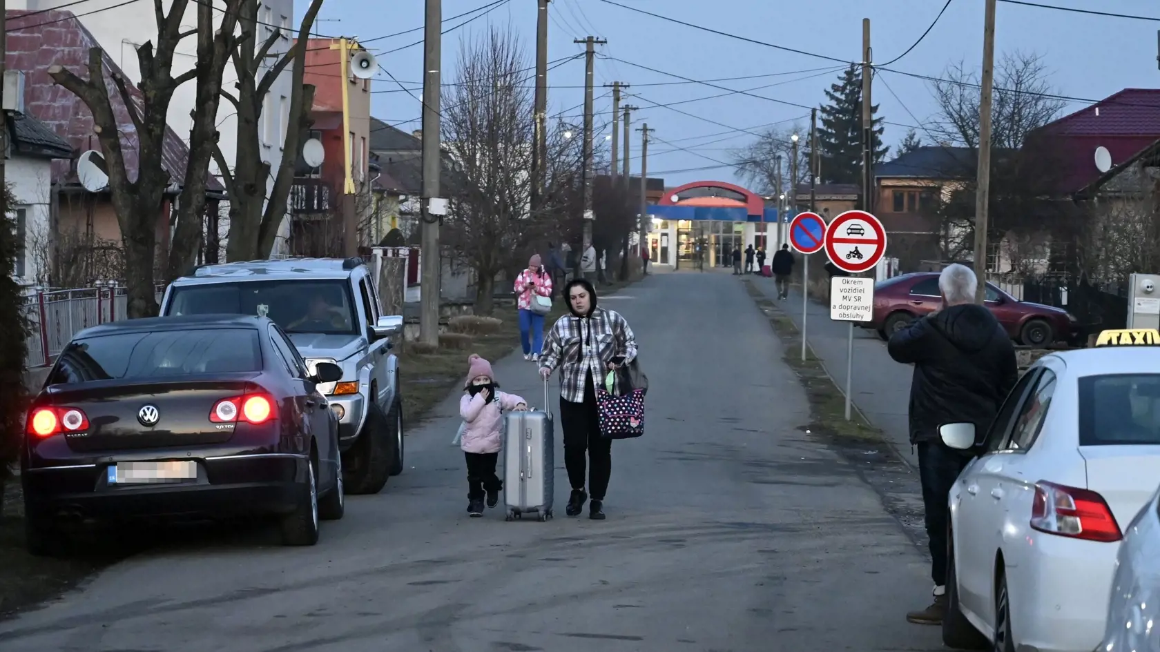 Ukrajinci prichádzajú na územie Slovenska cez hraničný priechod pre peších a cyklistov Veľké Slemence - Mali Selmenci vo štvrtok 24. februára 2022.