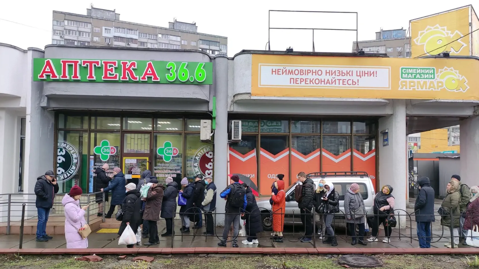 Ľudia si nerobia len zásoby potravín, ale aj liekov.