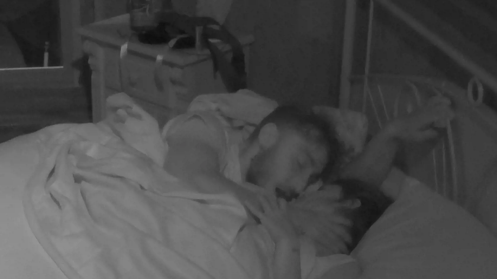 Emil si pred Azrou vylial srdce, no krátko na to, ako odišiel, si už užívala s Denisom v posteli.