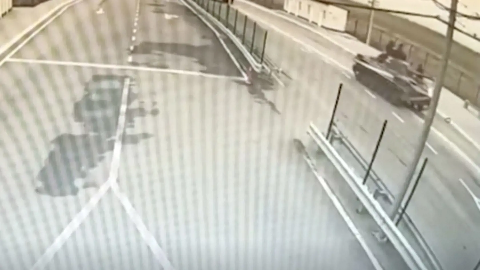 WA 39 Armjansk - Na videozábere ukrajinskej pohraničná stráž , vojenské vozidlá prechádzajú kontrolným stanovišťom v meste Armjansk, ktoré sa nachádza na Krymskom polostrove, spornom  území považovanom za časť Ukrajiny, ale ovládanom Ruskom. Ruské pozemné sily začali vo štvrtok vstupovať na územie Ukrajiny, informovala agentúra AFP s odvolaním sa na ukrajinskú pohraničnú stráž.Ruské tanky a iná ťažká technika prekročili hranicu v niekoľkých severných regiónoch a na juhu z ukrajinského polostrova