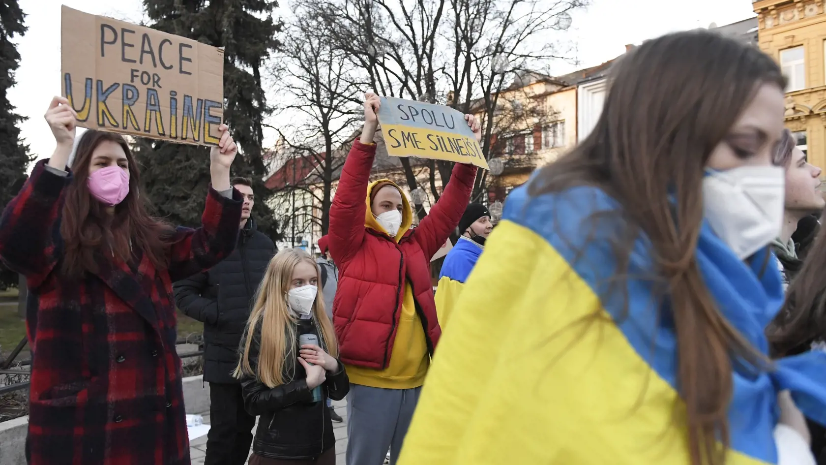 Na snímke zhromaždenie na podporu Ukrajiny na Hlavnej ulici v Košiciach 24. februára 2022. Ruský prezident Vladimir Putin vo štvrtok oznámil, že rozhodol o uskutočnení špeciálnej vojenskej operácie vo východnej časti Ukrajiny. Putin takisto varoval ďalšie krajiny, že akýkoľvek pokus o zasahovanie do krokov Ruska bude viesť k následkom. FOTO TASR – František Iván