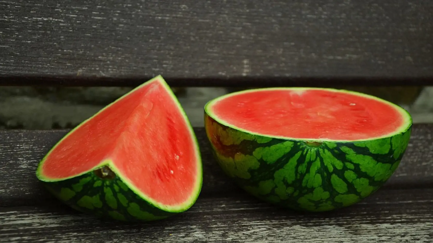 2. Ovocie s vysokým obsahom vody. Melón, jablká a ďalšie ovocie, ktoré obsahuje veľa vody, po rozmrazení stráca svoj tvar a nielen, že sa nedá poriadne chytiť, ale na tanieri pôsobí nevábne. Ak chcete toto ovocie uložiť na dlhší čas, zvoľte iný spôsob, ako zamrazenie, napríklad zavarenie či usušenie.