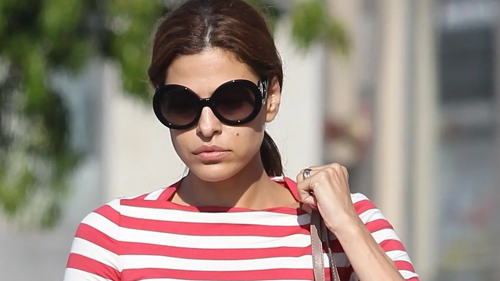 Ani Eva Mendes nemá takú dokonalú tváričku ako si mnohí myslia.