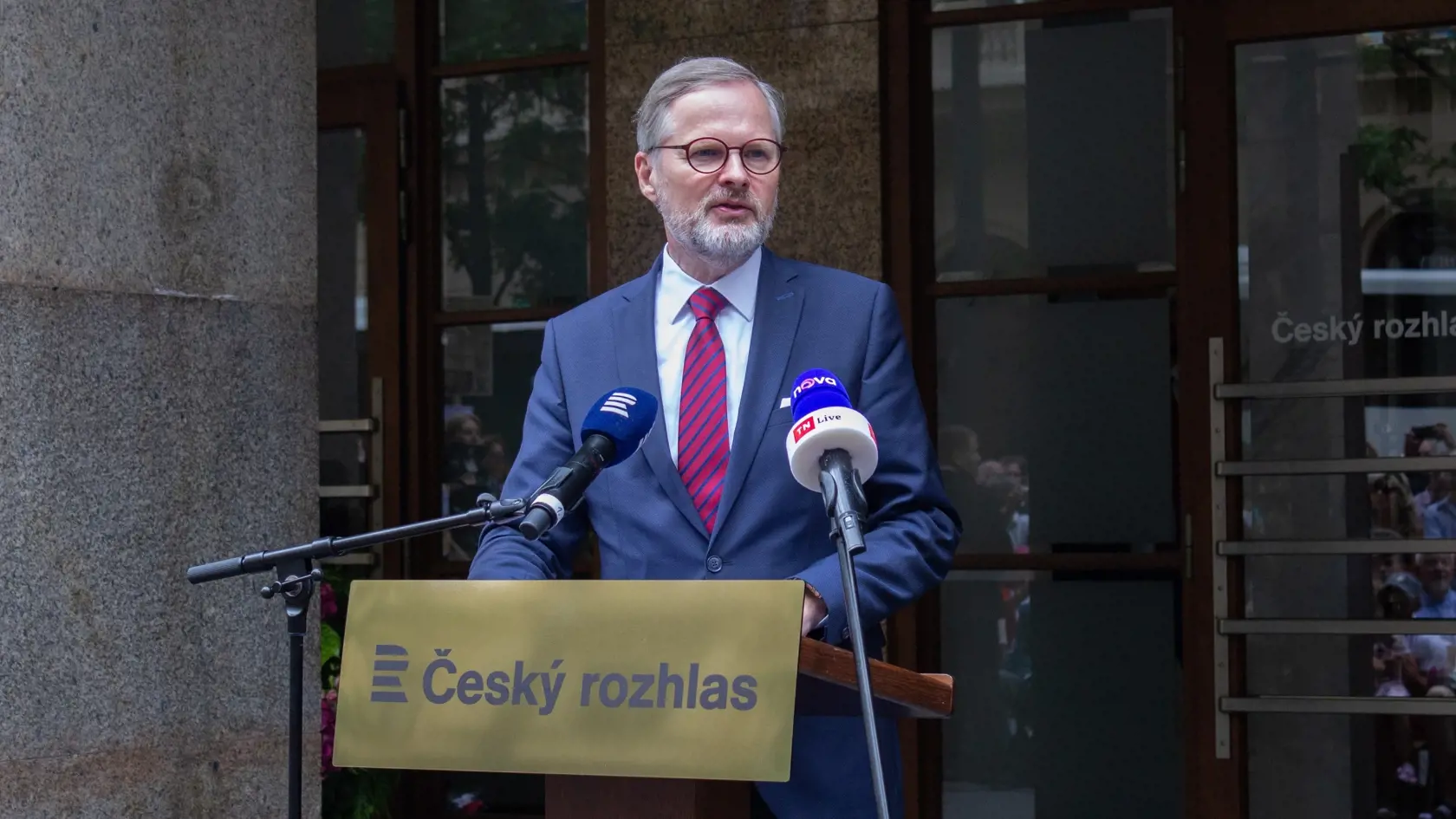 České koaličné strany sa na štvrtkovej schôdzke o bezpečnosti ČR, ktorú zvolal premiér Petr Fiala, zhodli s opozičnými Pirátmi na nutnosti silnej českej armády či potrebe dočasne rozvoľniť pravidlá rozpočtovej zodpovednosti, aby sa výdavky na obranu mohli postupne zvyšovať.