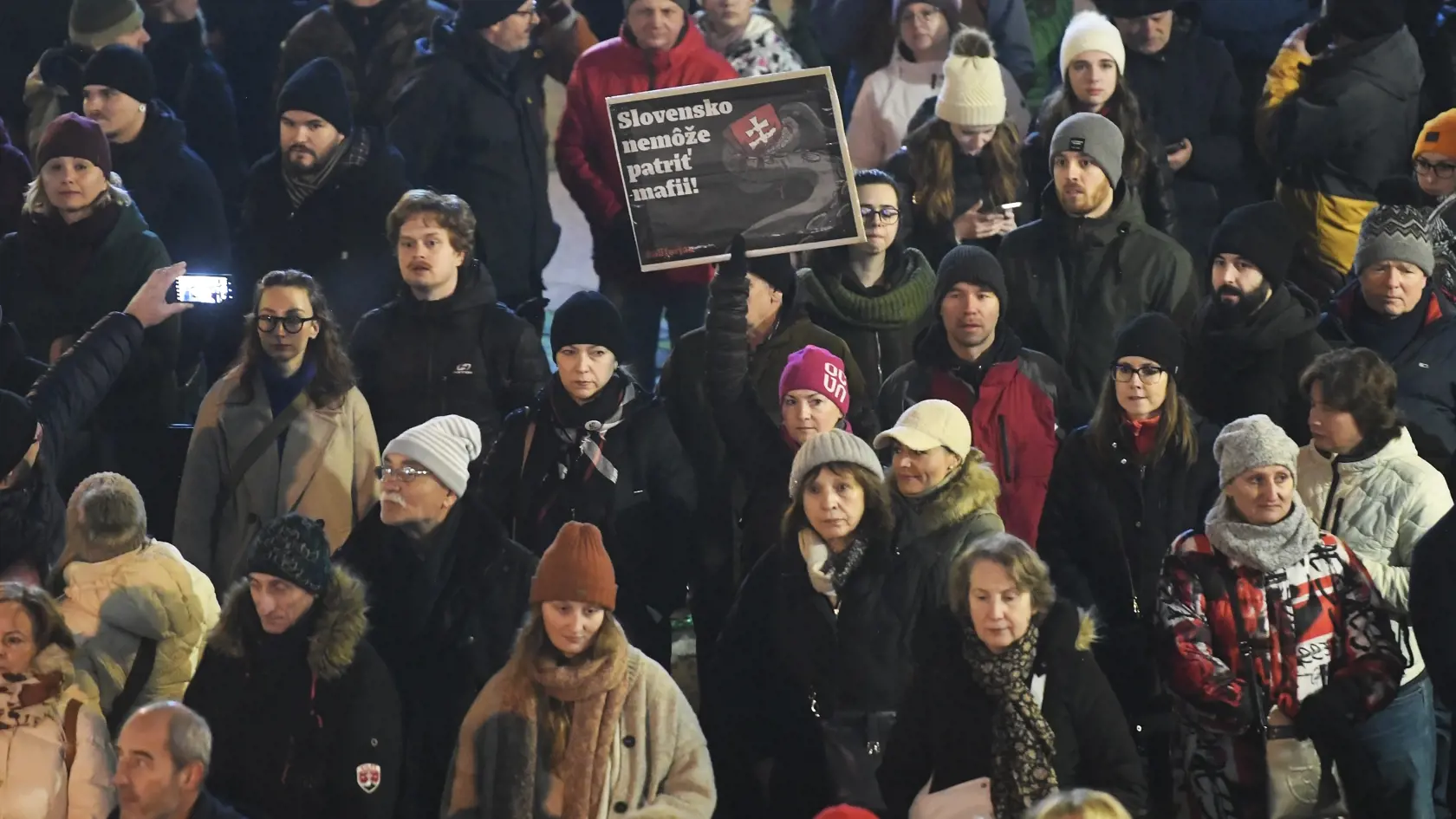 Na snímke ľudia sa účastnia na spoločnom proteste opozície - hnutia Progresívne Slovensko (PS), strany Sloboda a Solidarita (SaS) a Kresťanskodemokratického hnutia - proti rušeniu Úradu Špeciálnej prokuratúry (ÚPŠ) v Košiciach v utorok 12. decembra 2023.