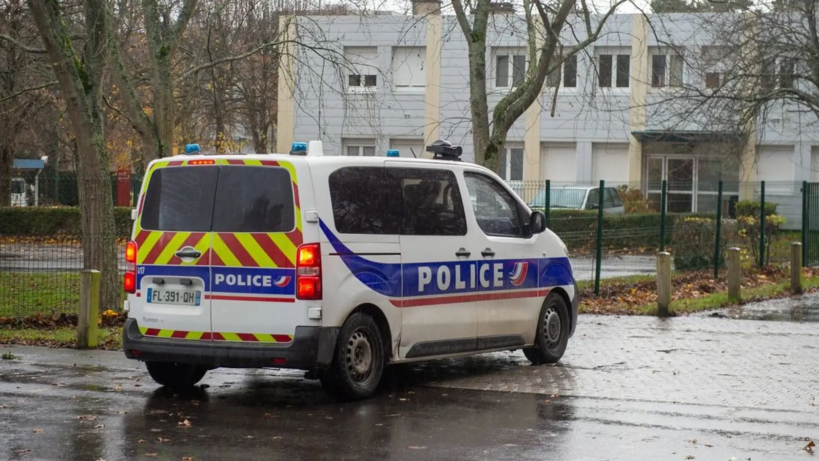 Dvanásťročná školáčka ohrozovala v stredu učiteľku nožom na strednej škole v severofrancúzskom meste Rennes. Pri incidente nebol nikto zranený, prokuratúra ho však začala vyšetrovať.