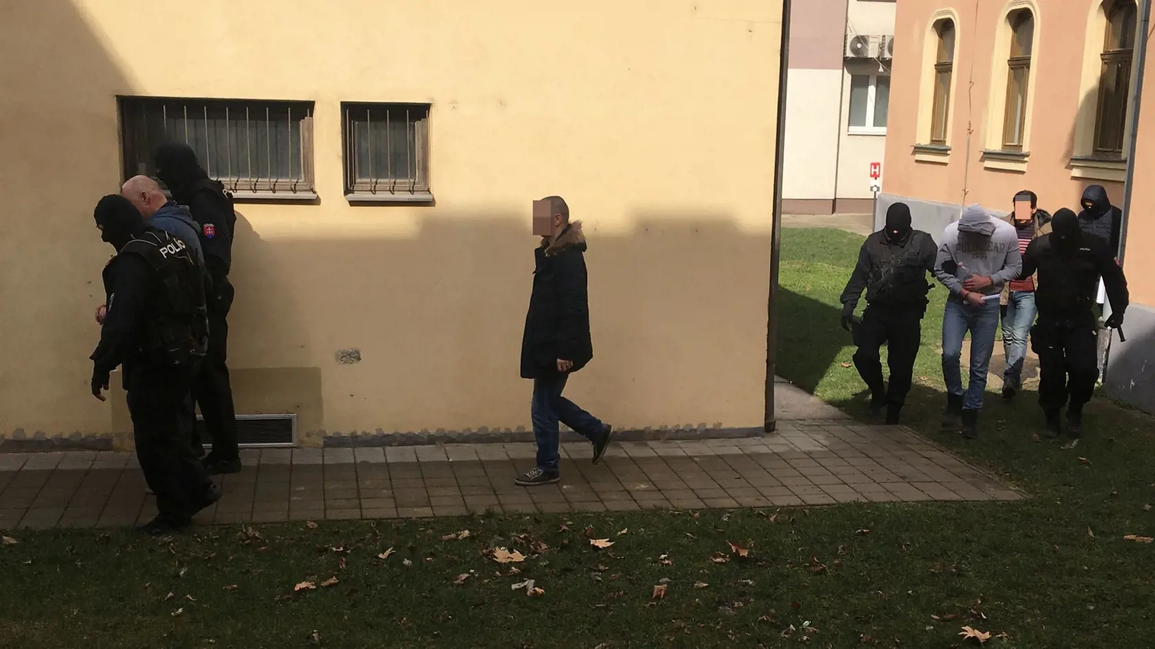 Sudkyňa v Dunajskej Strede po troch hodinách rozhodla, že Lehel H. (vpredu) a jeho syn Tibor zostávajú vo vyšetrovacej väzbe.