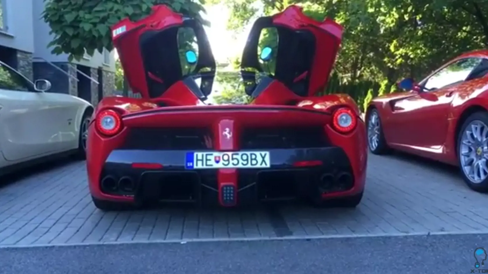 Šialenú jazdu predviedol vodič Ferrari na cestách východného Slovenska.