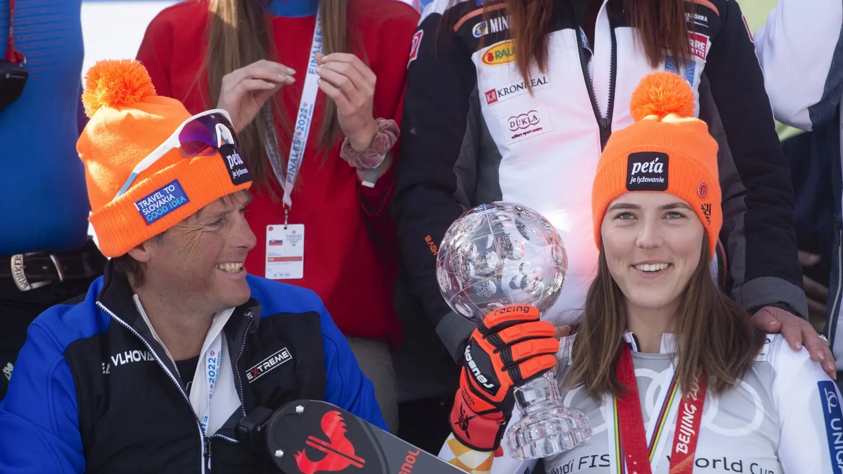 Na snímke vpravo slovenská lyžiarka Petra Vlhová s pohárovou trofejou a medailou víťazky v slalome žien po finále Svetového pohára a vľavo jej extréner Mauro Pini.