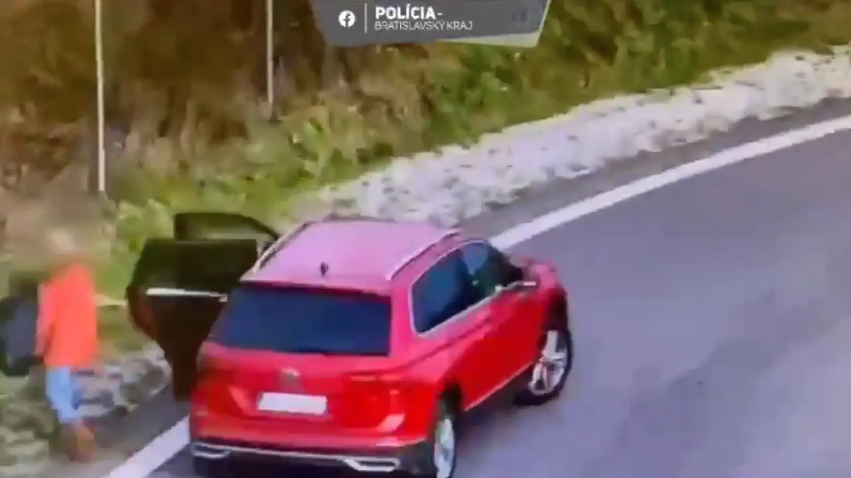 Seniorka zastavila auto na zjazde z diaľnice D4, vytiahla z neho mech s odpadkami a obsah vysypala na trávu vedľa cesty.