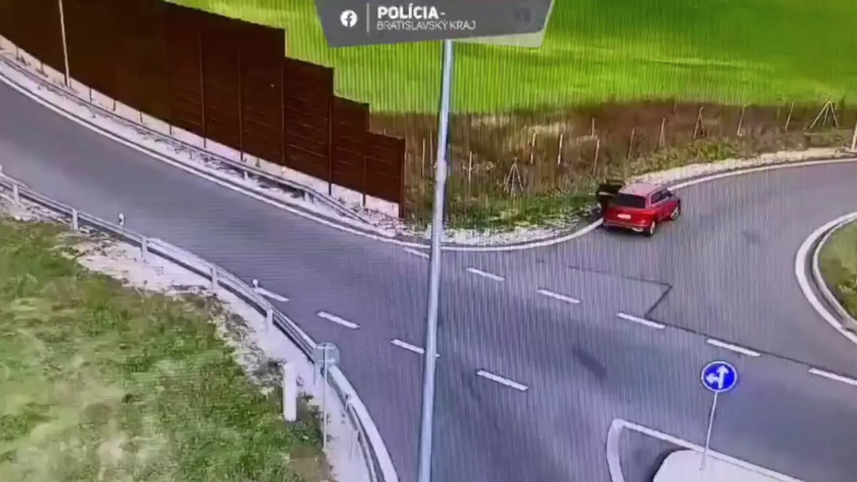 Seniorka zastavila auto na zjazde z diaľnice D4, vytiahla z neho mech s odpadkami a obsah vysypala na trávu vedľa cesty.