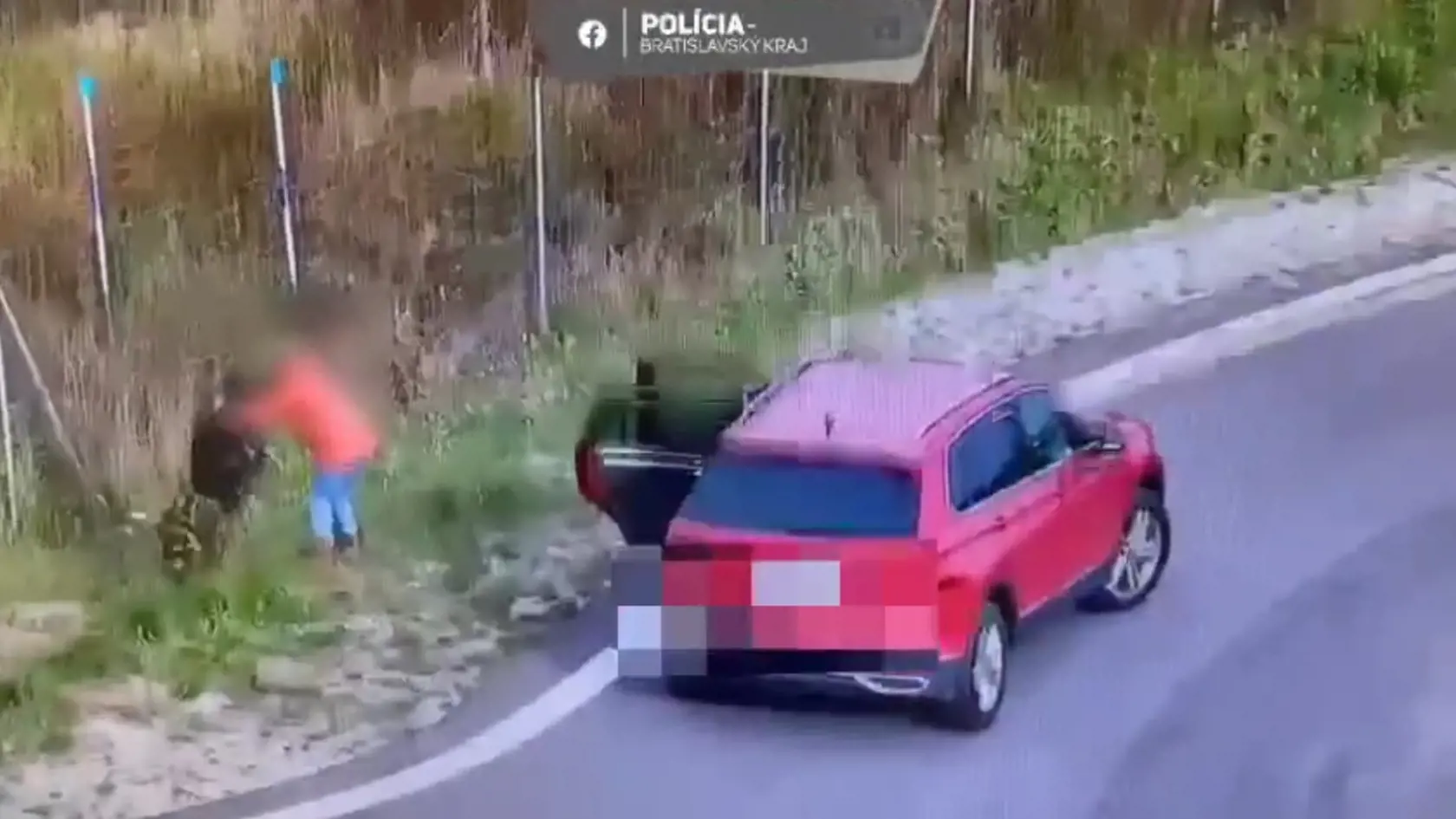 Seniorka zastavila auto na zjazde z diaľnice D4, vytiahla z neho mech s odpadkami a obsah vysypala na trávu vedľa cesty.