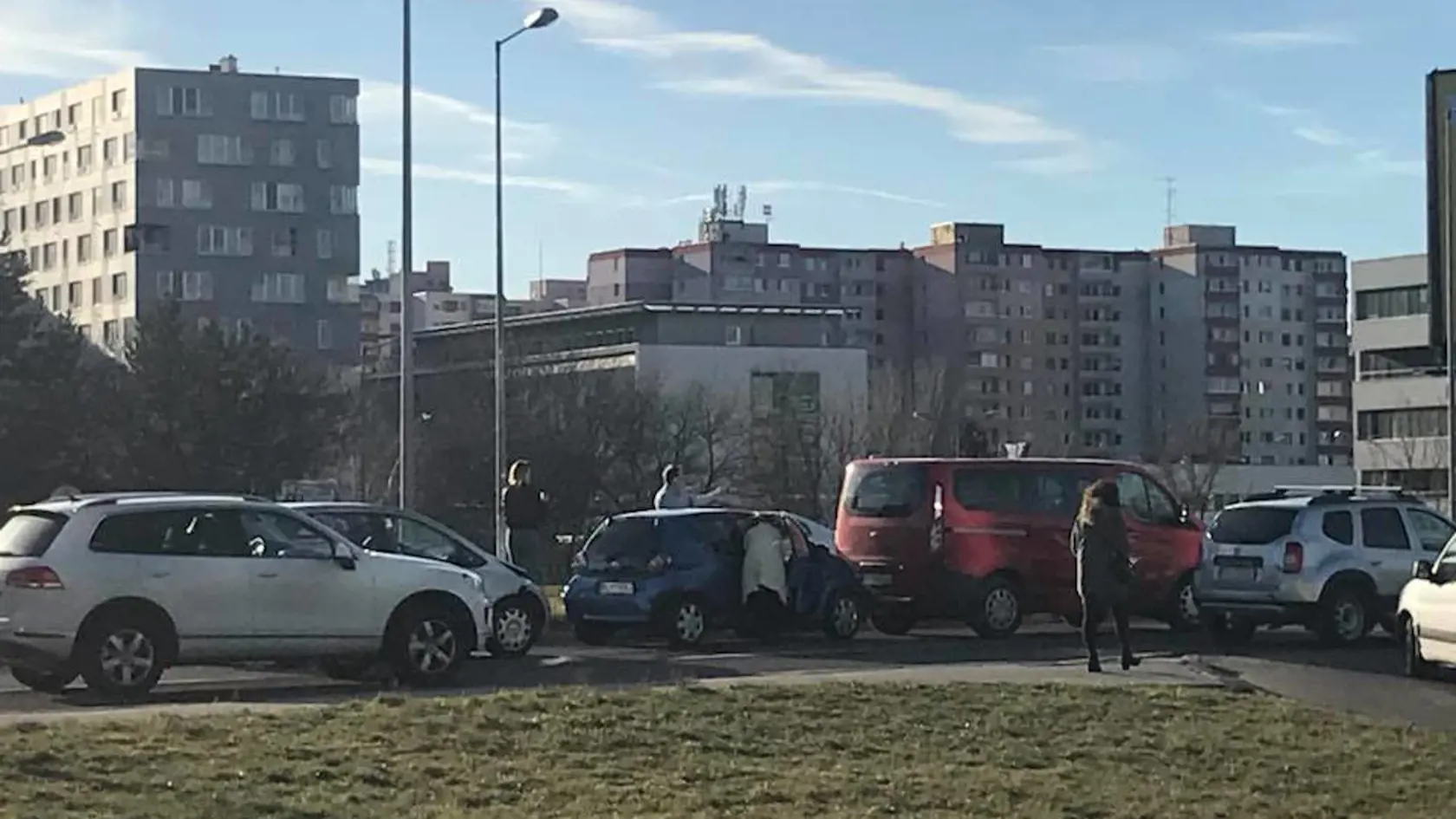 Nehoda pred administratívnym komplexom Rosum. 