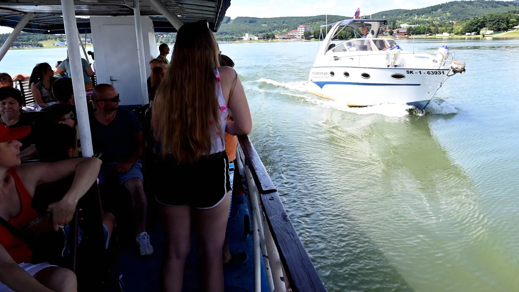 Výletná loď Zemplín premáva na Zemplínskej šírave nepretržite od roku 1993. V rekreačnej oblasti Lúč  je možnosť nalodiť sa a počas 45-minútovej plavby si vychutnať krásy tejto vodnej nádrže. Na snímke turisti počas plavby výletnou loďou Zemplín po Zemplínskej šírave 24. júla 2020. FOTO TASR - Roman Hanc