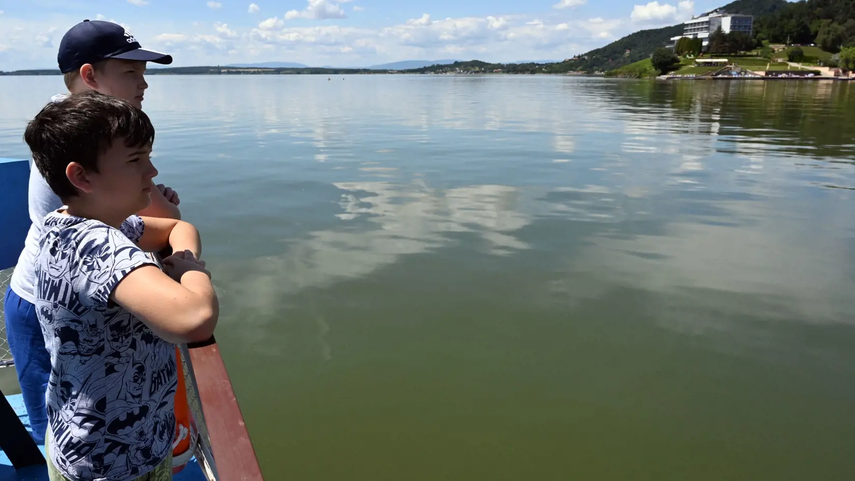 Výletná loď Zemplín premáva na Zemplínskej šírave nepretržite od roku 1993. V rekreačnej oblasti Lúč  je možnosť nalodiť sa a počas 45-minútovej plavby si vychutnať krásy tejto vodnej nádrže. Na snímke turisti počas plavby výletnou loďou Zemplín po Zemplínskej šírave 24. júla 2020. FOTO TASR - Roman Hanc