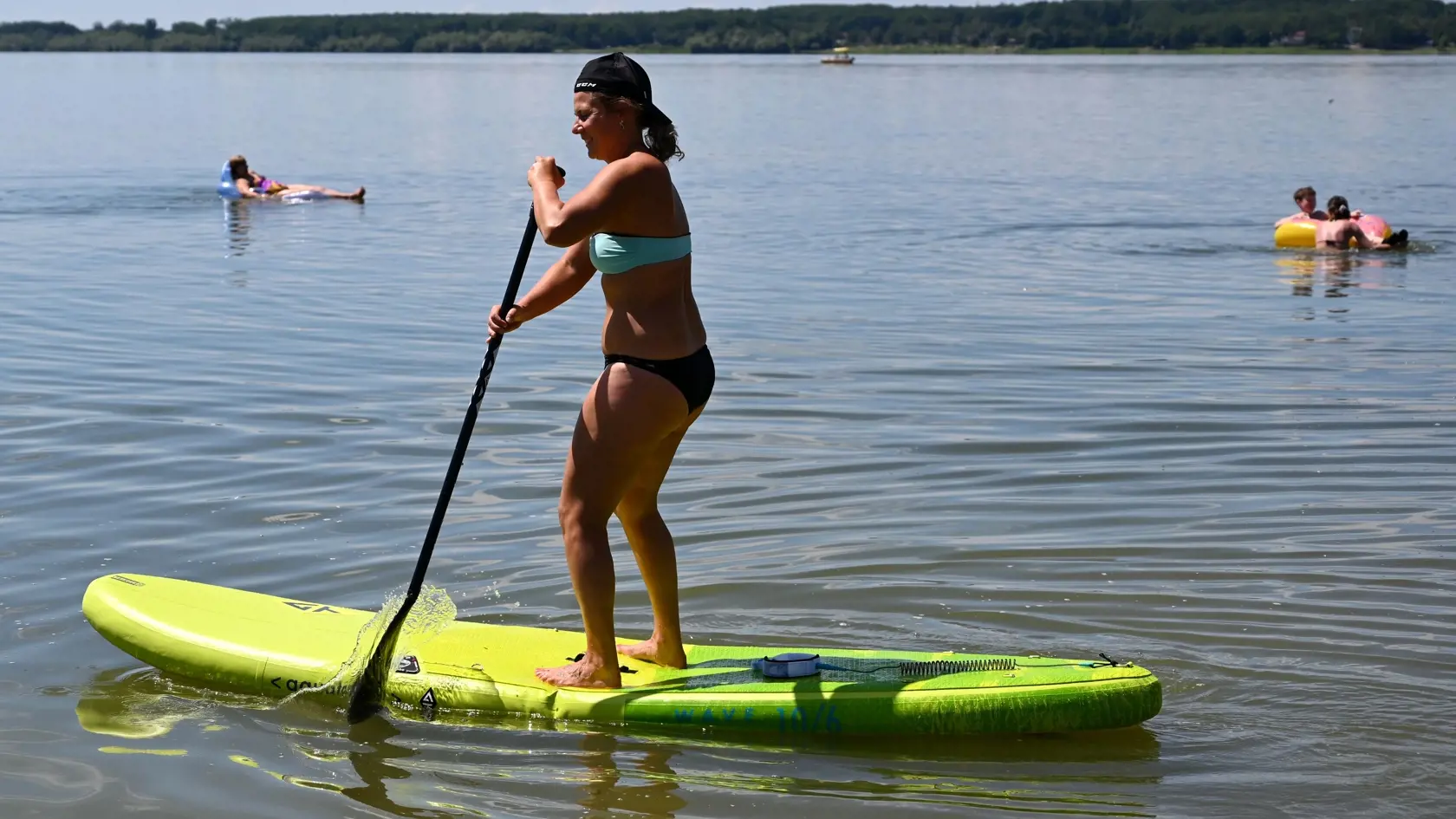 Na snímke žena na paddleboarde v rekreačnom stredisku Lúč na Zemplínskej Šírave 22. júla 2020. FOTO TASR - Roman Hanc