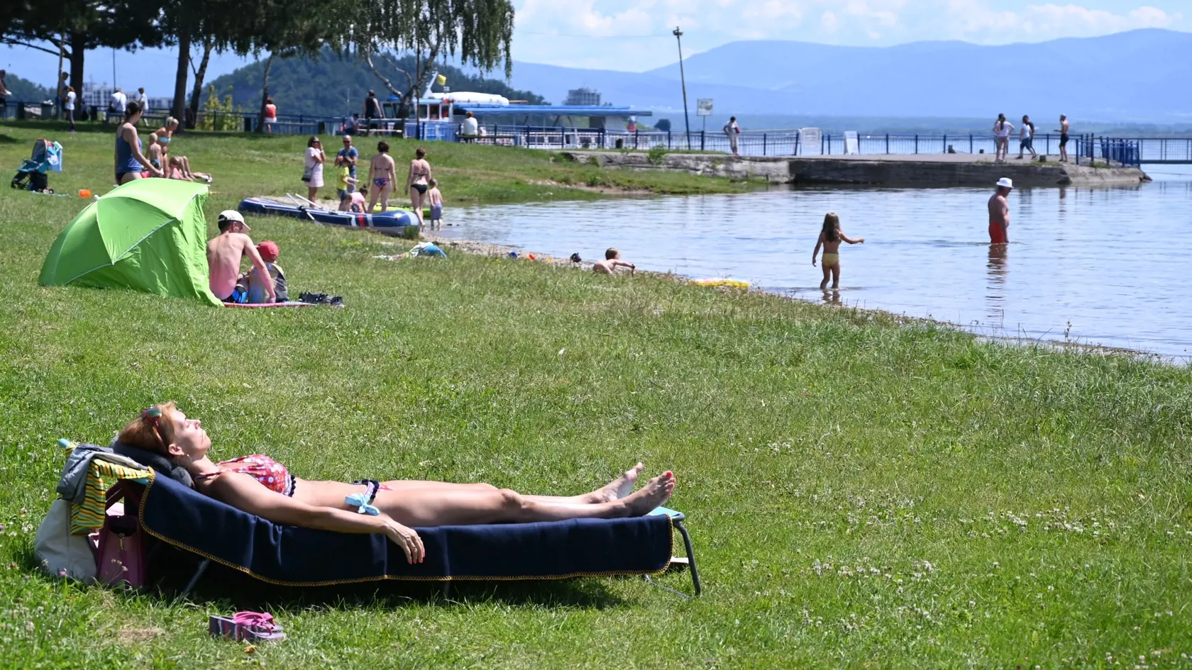 Na snímke rekreanti pri vode v rekreačnom stredisku Lúč na Zemplínskej Šírave 22. júla 2020. FOTO TASR - Roman Hanc