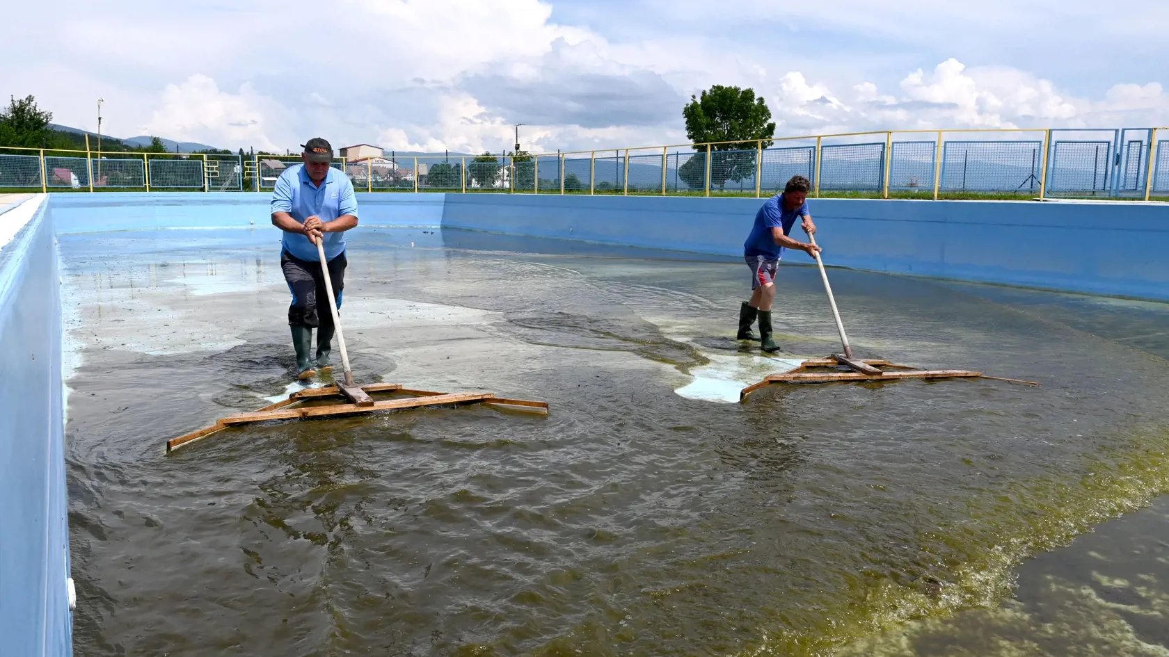 Na snímke čistenie bazénov a príprava na novú letnú sezónu v rekreačnej oblasti Kaluža na Zemplínskej šírave pri obci Kaluža v okres Michalovce 12. júna 2020. FOTO TASR - Roman Hanc