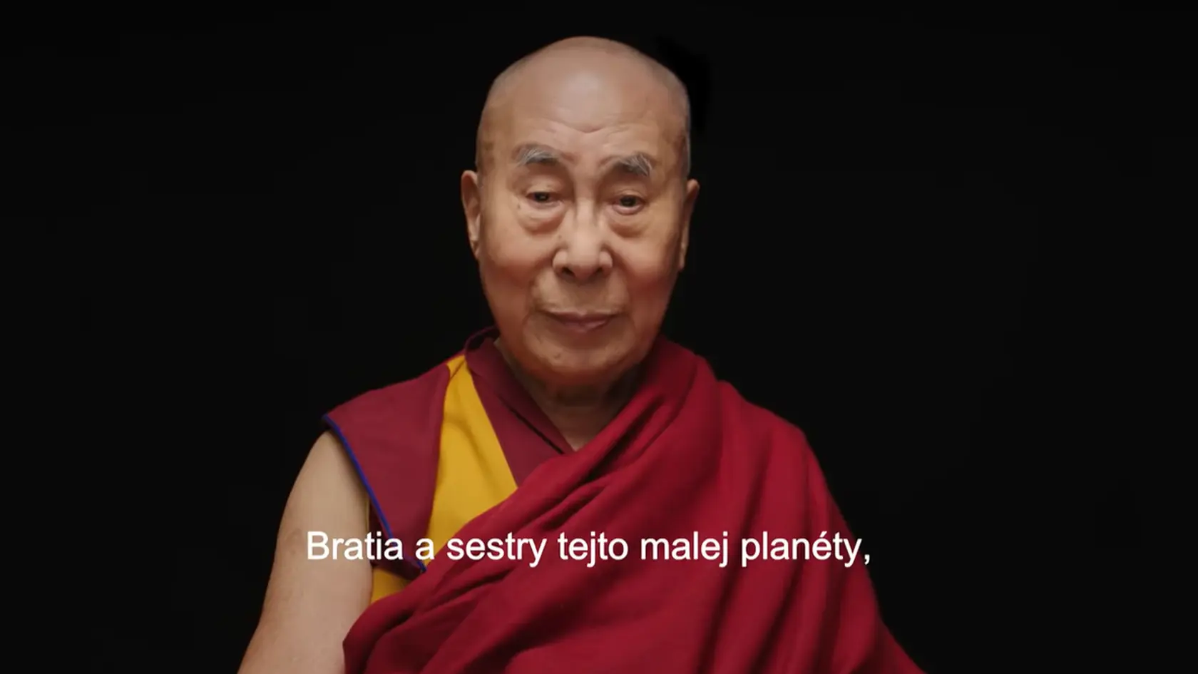 Duchovný vodca Tibetu dalajláma doslova na dlani. Ten totiž v dokumente hľadí priamo do kamery tak, že chce nadviazať očný kontakt s každým jedným divákom a diváčkou.