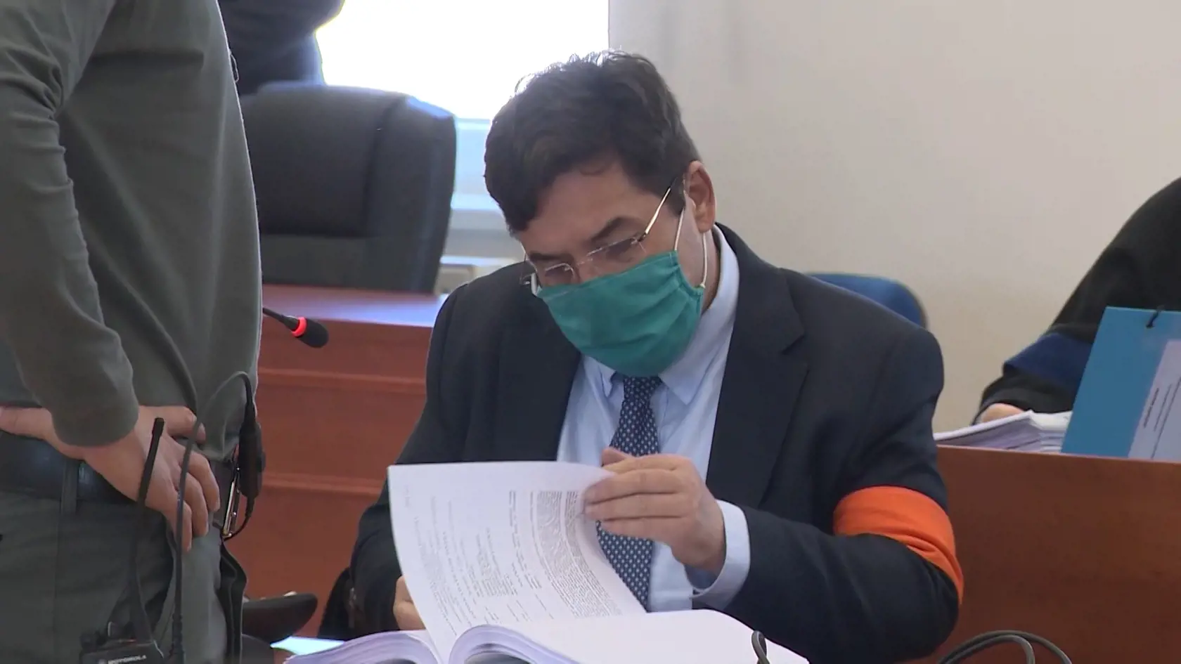 Marián Kočner si číta dôkazy na súde v kauze vraždy Jána Kuciaka a Martiny Kušnírovej.