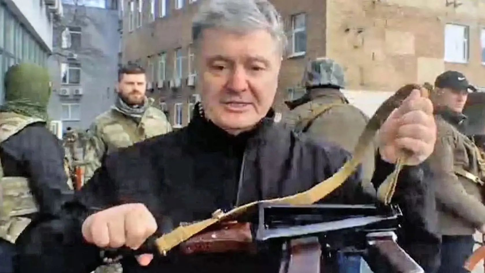 Ukrajinský exprezident Petro Porošenko je odhodlaný brániť Ukrajinu pred Rusmi.