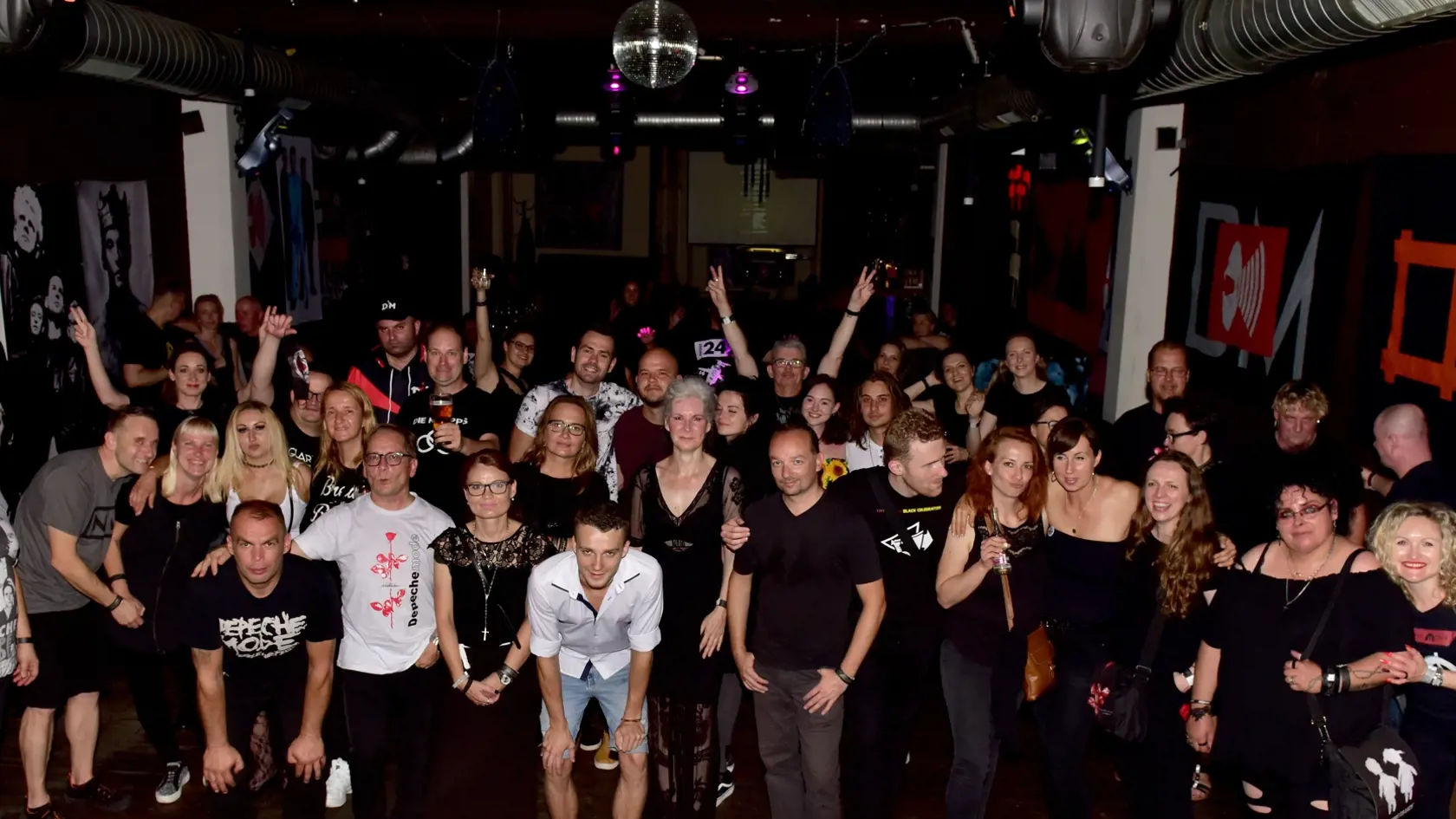 Na snímke fanúšikova britskej kapely Depeche Mode (DM) oslávili 40. výročie vzniku tejto formácie. Urobili tak v sobotu 27. júna 2020 večer na DM party v jednom z bratislavských klubov. EASYFOTO TASR - Ivan Kríž