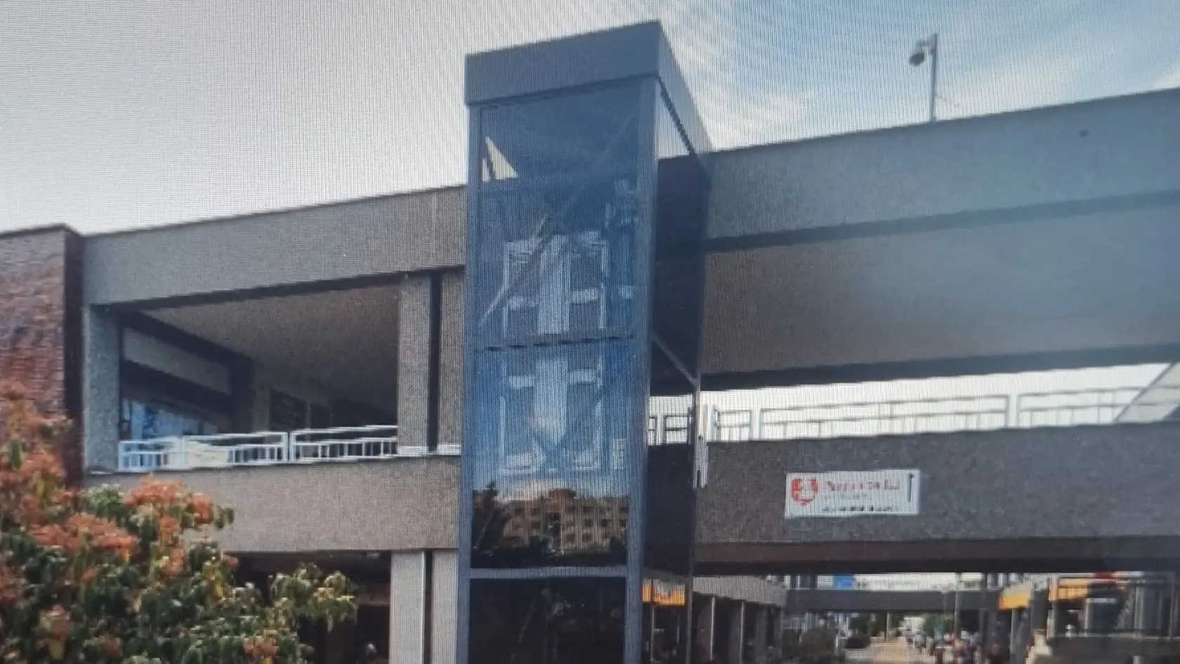 Vnútro preskleného výťahu sa veľmi rýchlo prehrieva.