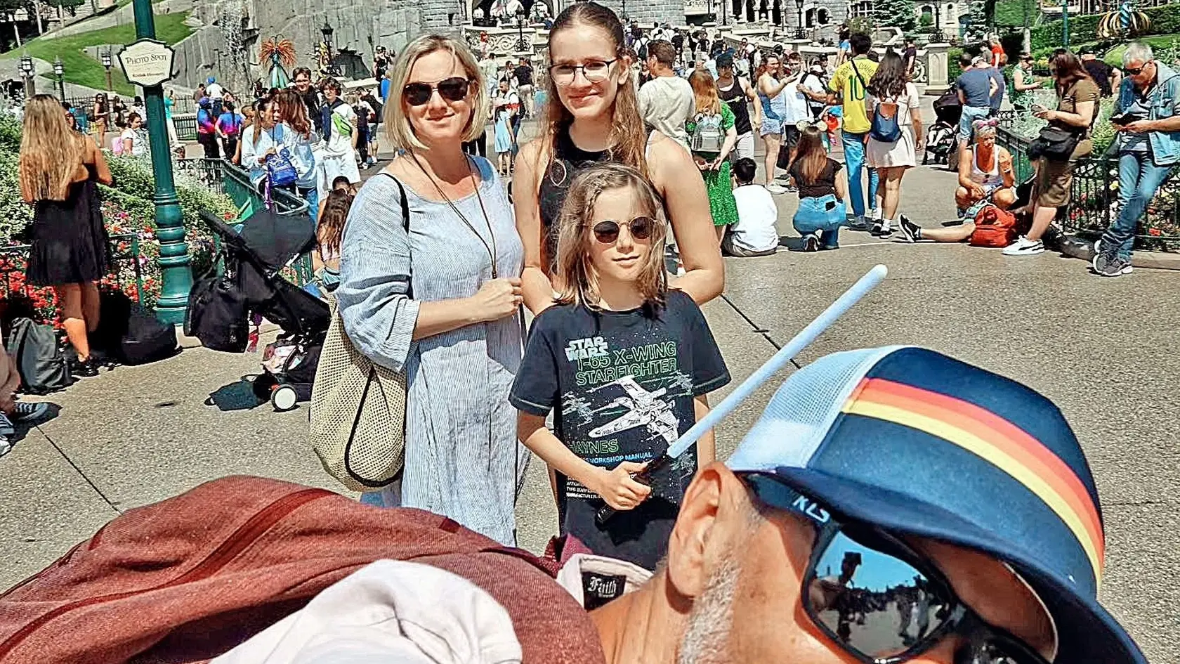 Monika Hilmerová a Jaro Bekr zobrali deti na výlet do Disneylandu.