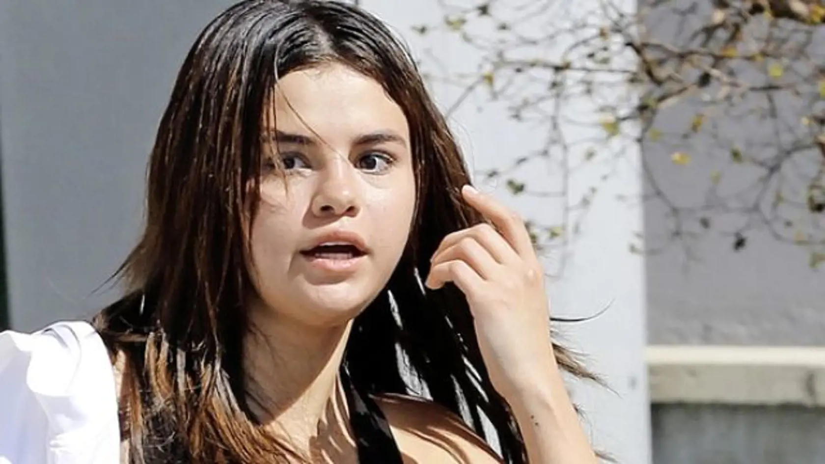 Justin Bieber má nový život a manželku, Selene Gomez zostali len oči pre plač.