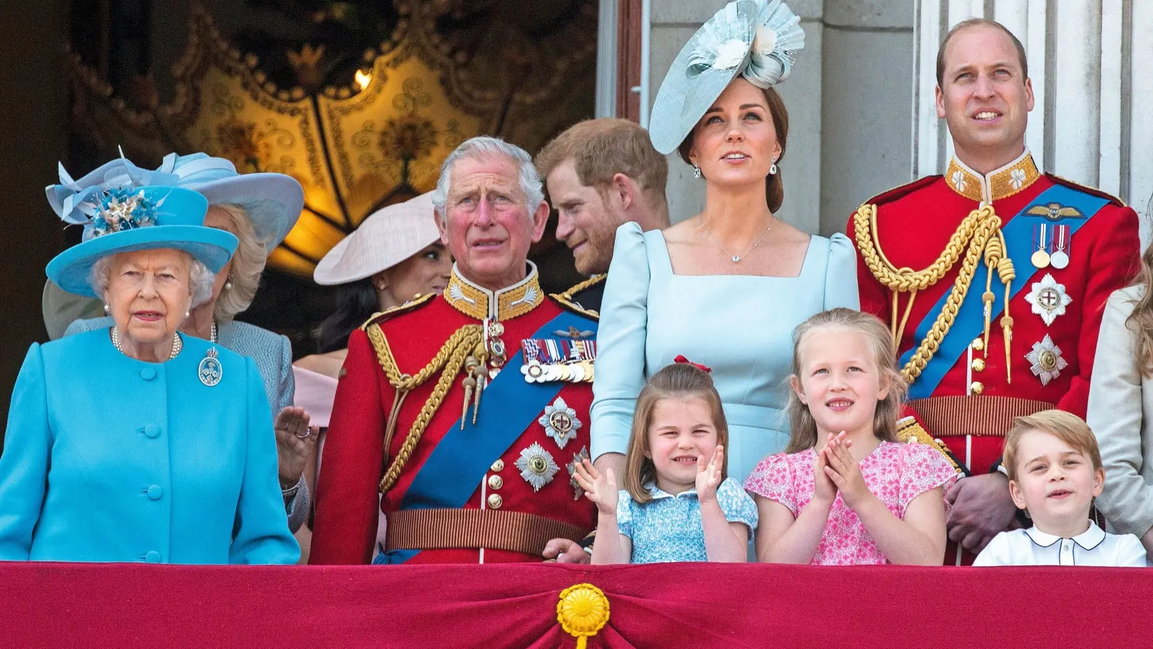 ZDRAVÁ RODINA Alžbeta II., vľavo, si cení rodinné putá. Vedľa nej následník trónu princ Charles, vojvodkyňa Kate a jej manžel, vnuk, princ William.