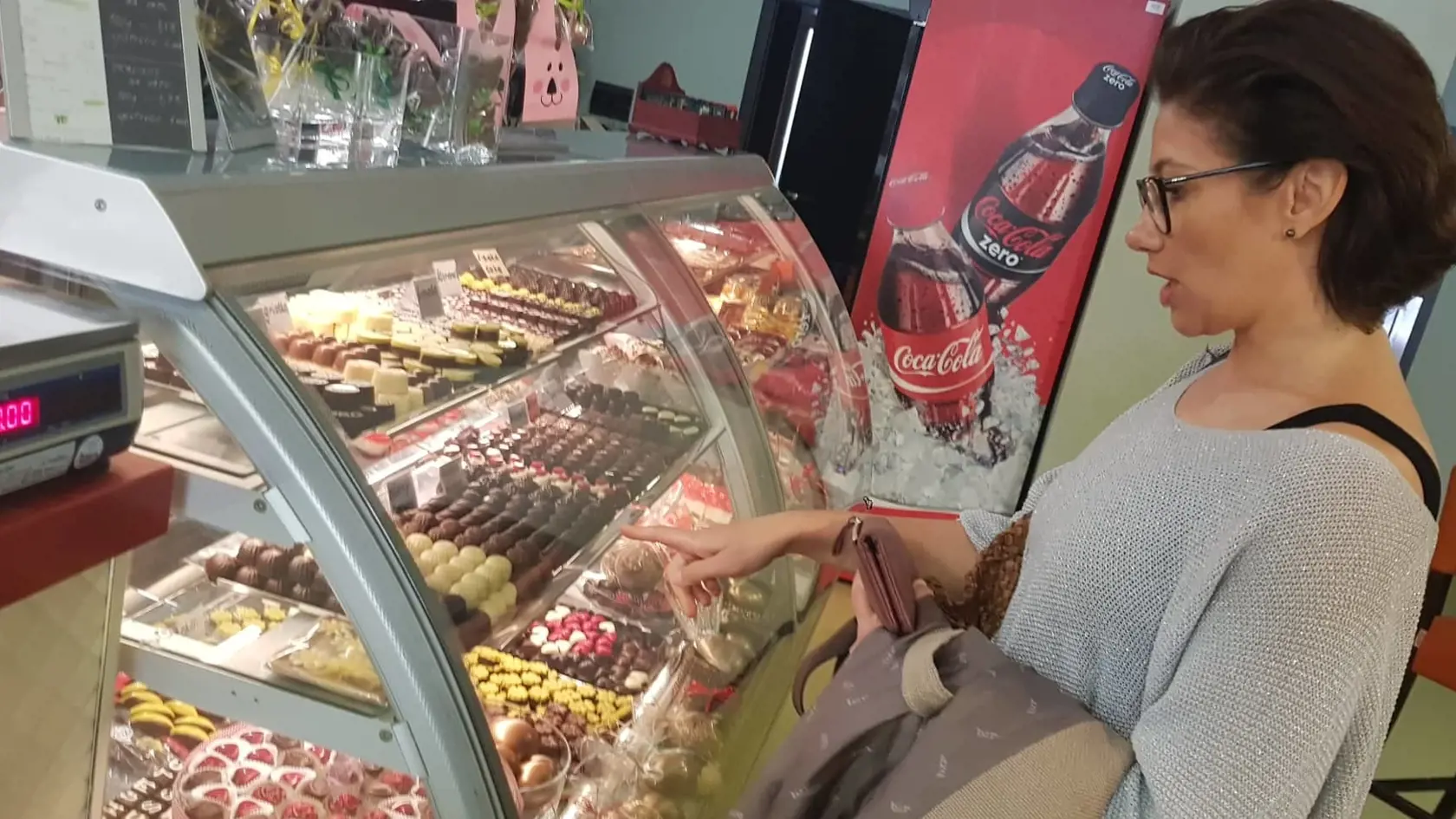 Poslankyňa Lucia Ďuriš Nicholsonová nemala čas piecť kvôli kampani a tak nakúpila sladké v cukrárni v Ružomberku.