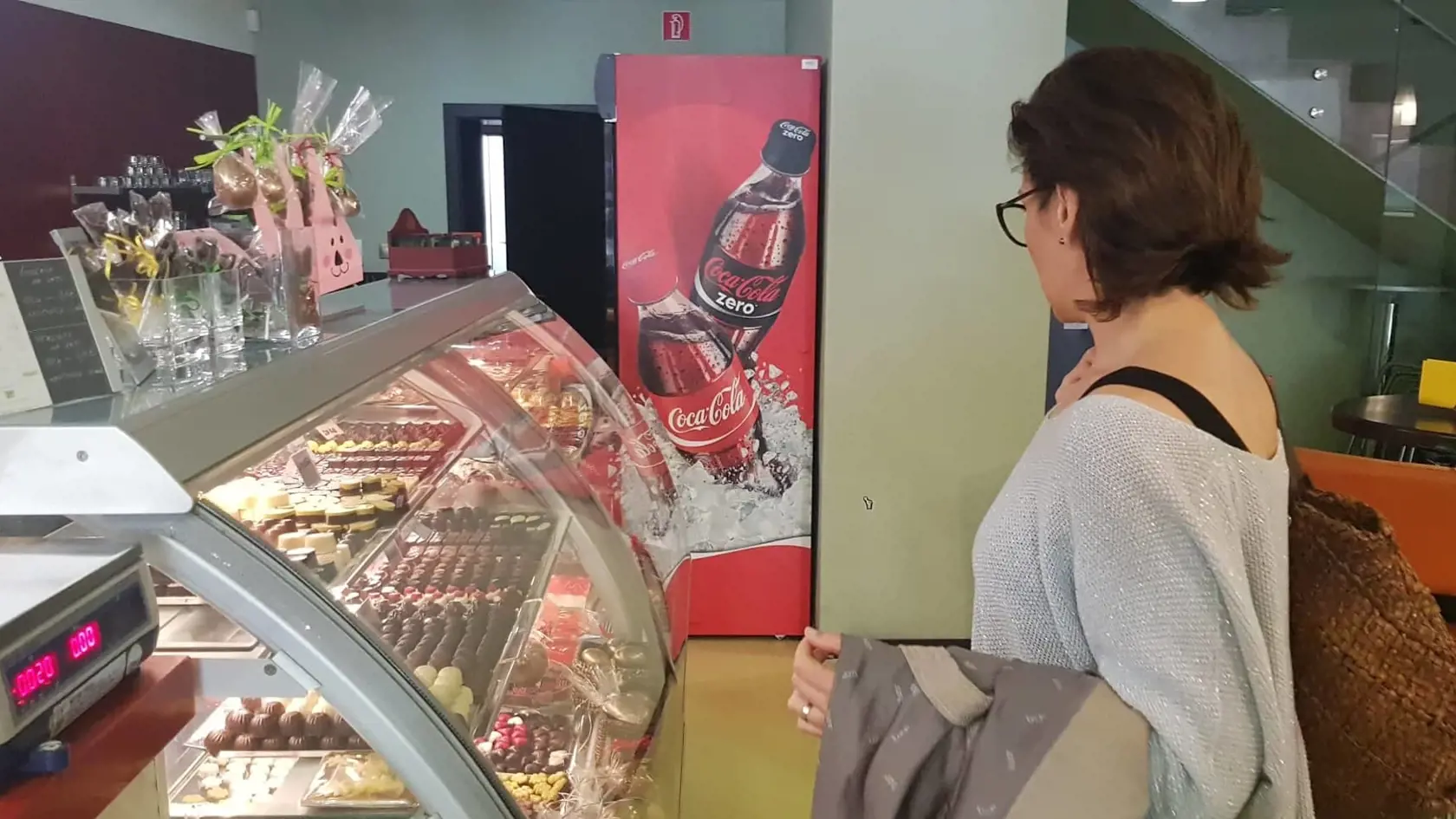 Poslankyňa Lucia Ďuriš Nicholsonová nemala čas piecť kvôli kampani a tak nakúpila sladké v cukrárni v Ružomberku.