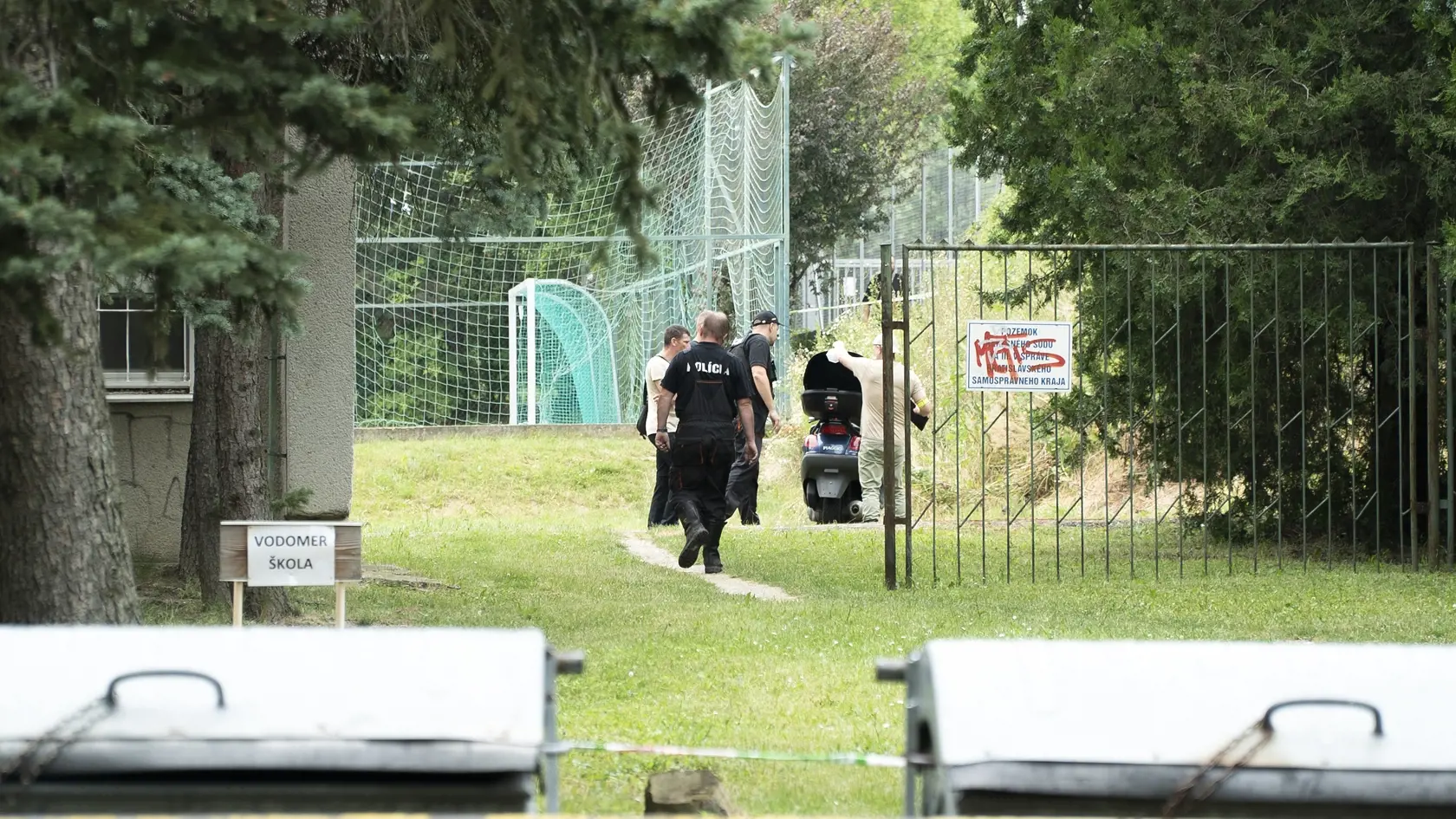Podľa našich informácií má ísť údajne o študenta školy. Ku škole sa mal dostaviť na skútri, ktorý potom zaparkoval neďaleko budovy.