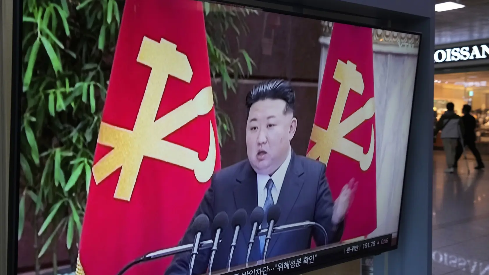 Na televíznej obrazovke je zobrazený vodca KĽDR Kim Čong-un počas spravodajského programu na železničnej stanici v Soule v Južnej Kórei vo štvrtok 22. mája 2025.