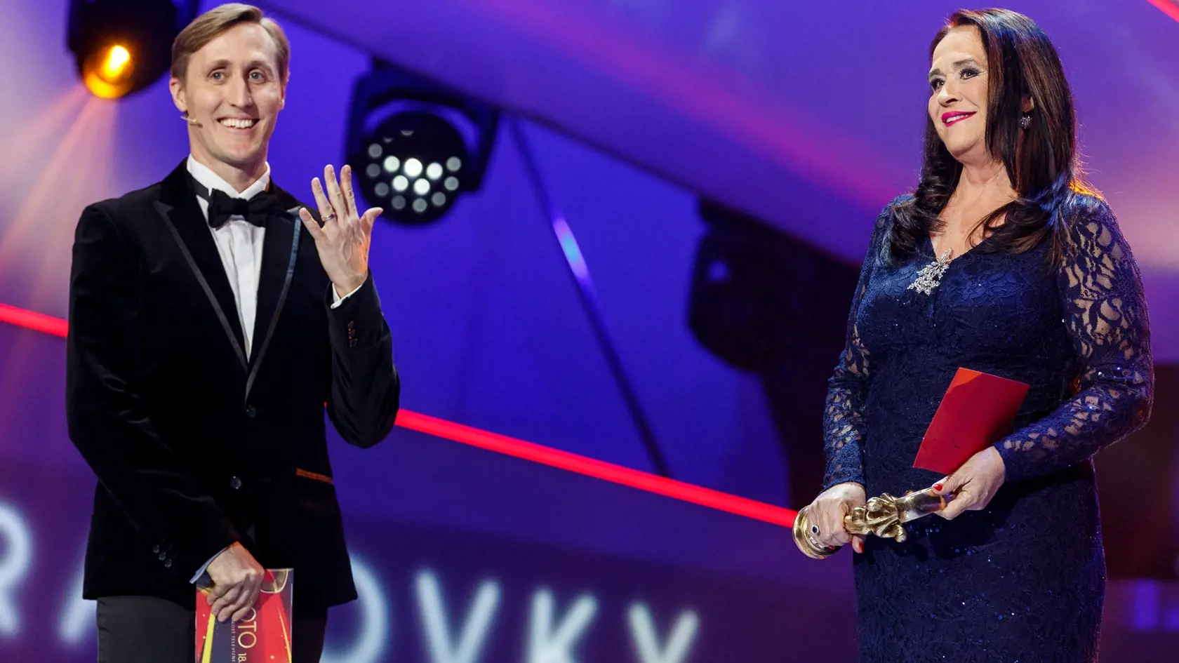 Moderátor Sajfa počas debaty s Gregorovou a vzájomného sa doberania na záver naznačil, že má na ruke obrúčku.