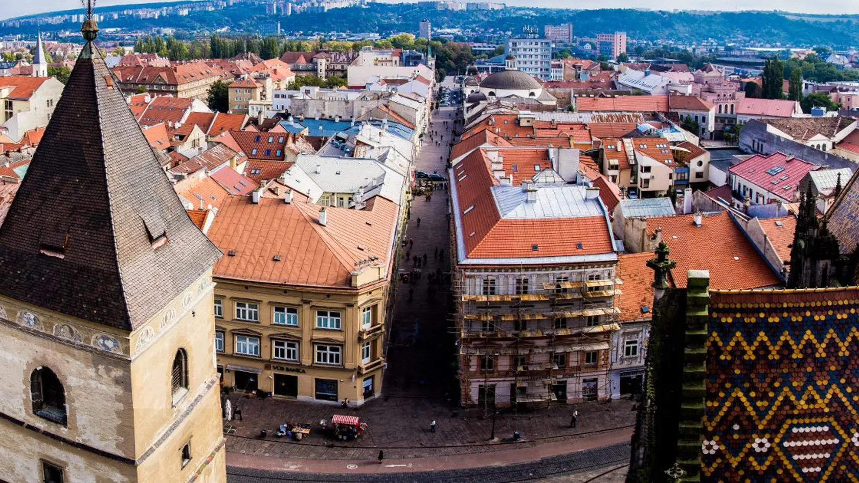 Pohľad z Dómu na Urbanovu vežu a Mlynskú ulicu.