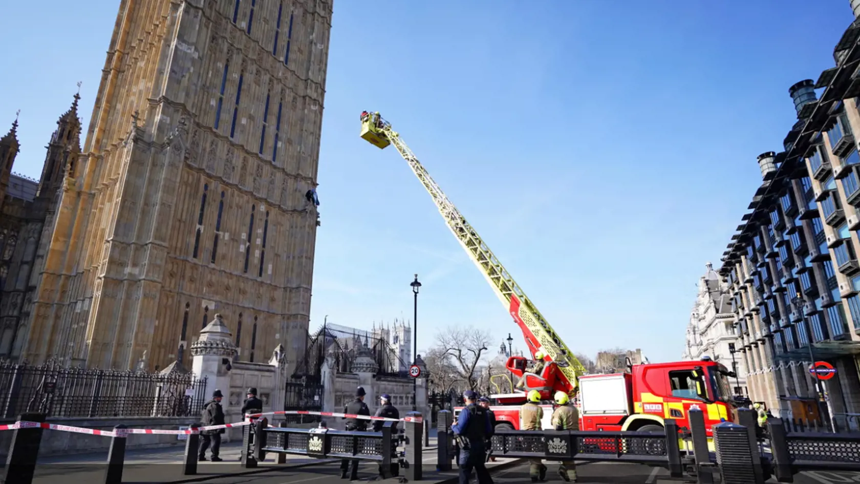 Muž v Londýne vyliezol na veži Big Ben.