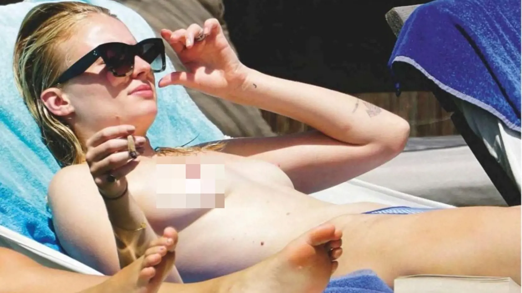Herečku Sophie Turner v minulosti nenásytní papparazzi pristihli, ako sa polonahá slní pri bazéne.