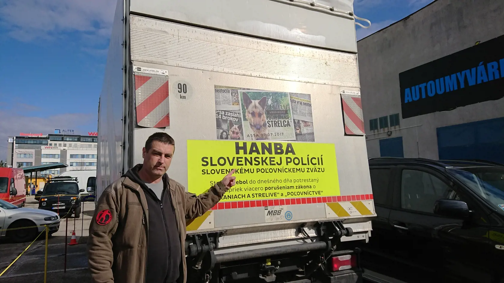 Majiteľ polepil aj niekoľko vlastných áut, ktoré chodia po celom Slovensku.
