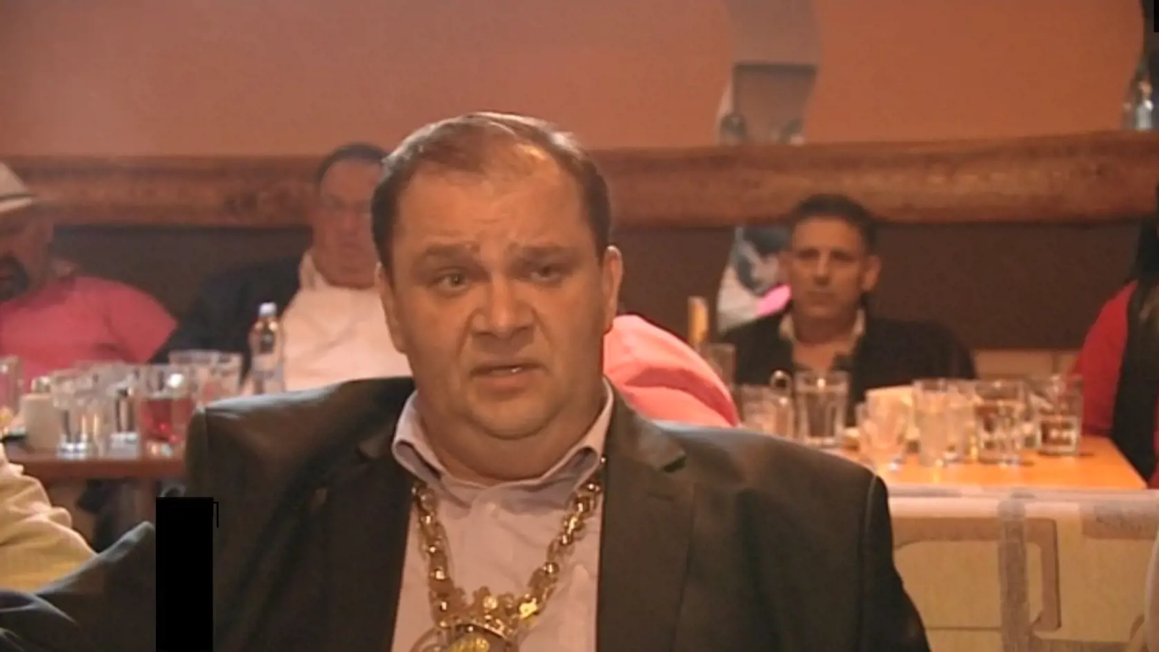 Botoš sa stal rómskym kráľom potom, keď sa vzdal svojho postu kráľa v jeho prospech práve Jendo.