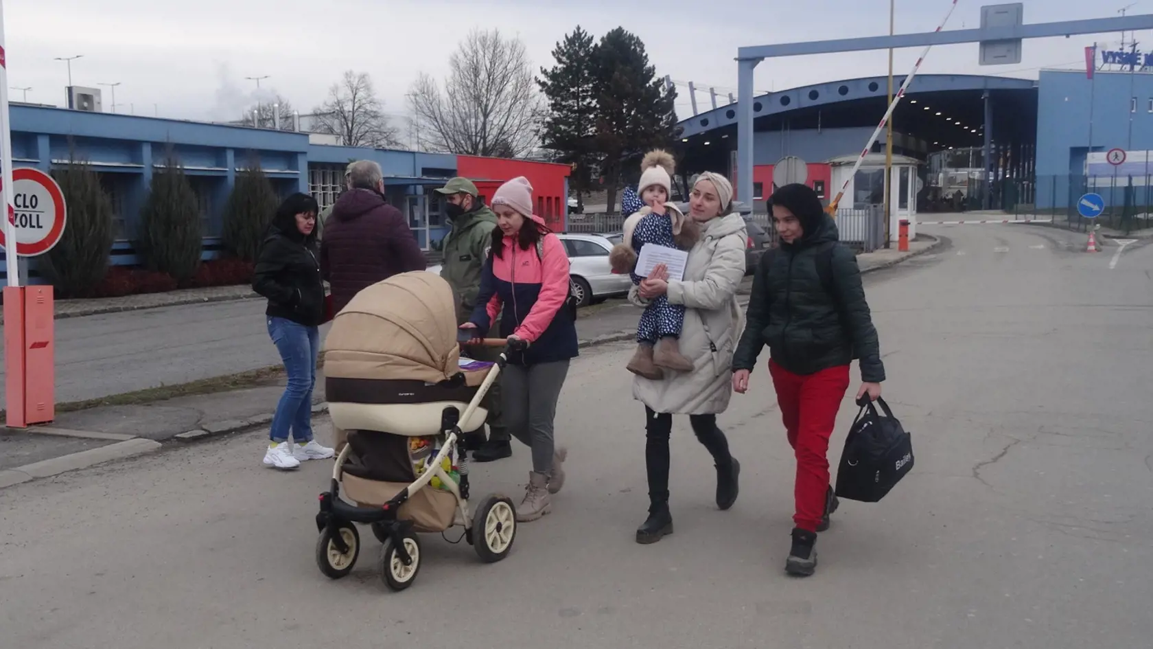 Ženy s malými deťmi utekajú z Ukrajiny pred vojnou.