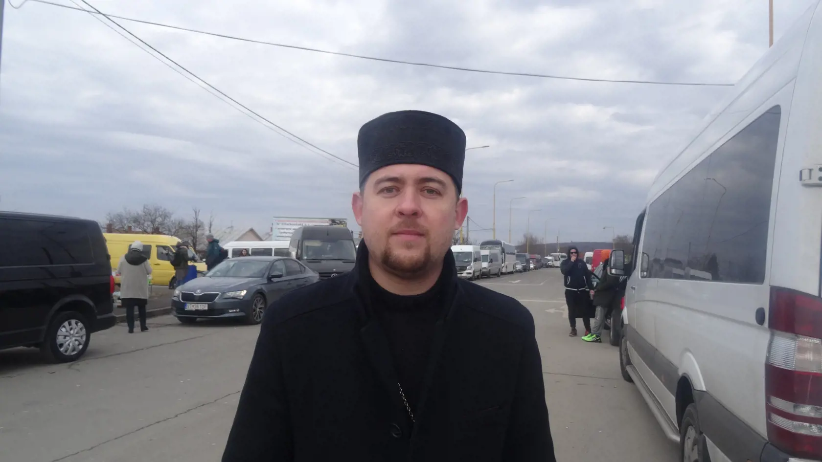 Gréckokatolícky kňaz František Engel sám iniciatívne začal pomáhať matkám s deťmi, ktoré utekajú pred vojnou.