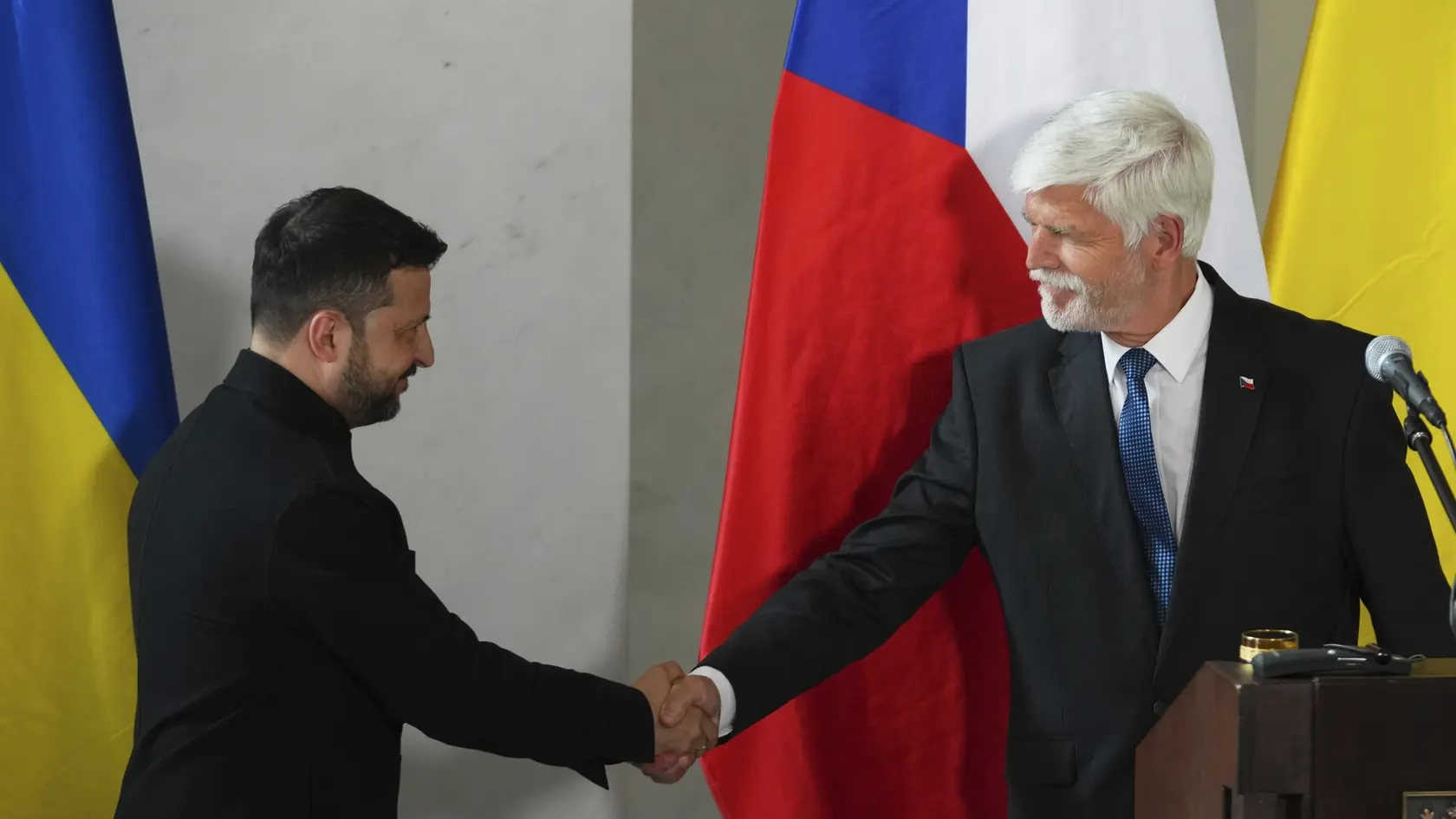 WA 68 Praha - Na snímke ukrajinský prezident Volodymyr Zelenskyj (vľavo) a český prezident Petr Pavel (vpravo) si podávajú ruky po tlačovej konferencii na Pražskom hrade v nedeľu 4. mája 2025. FOTO TASR/AP
Czech Republic's President Petr Pavel, right, shake hands with his Ukrainian counterpart Volodymyr Zelenskyy after their press conference at the Prague Castle, Czech Republic, Sunday, May 4, 2025. (AP Photo/Petr David Josek)