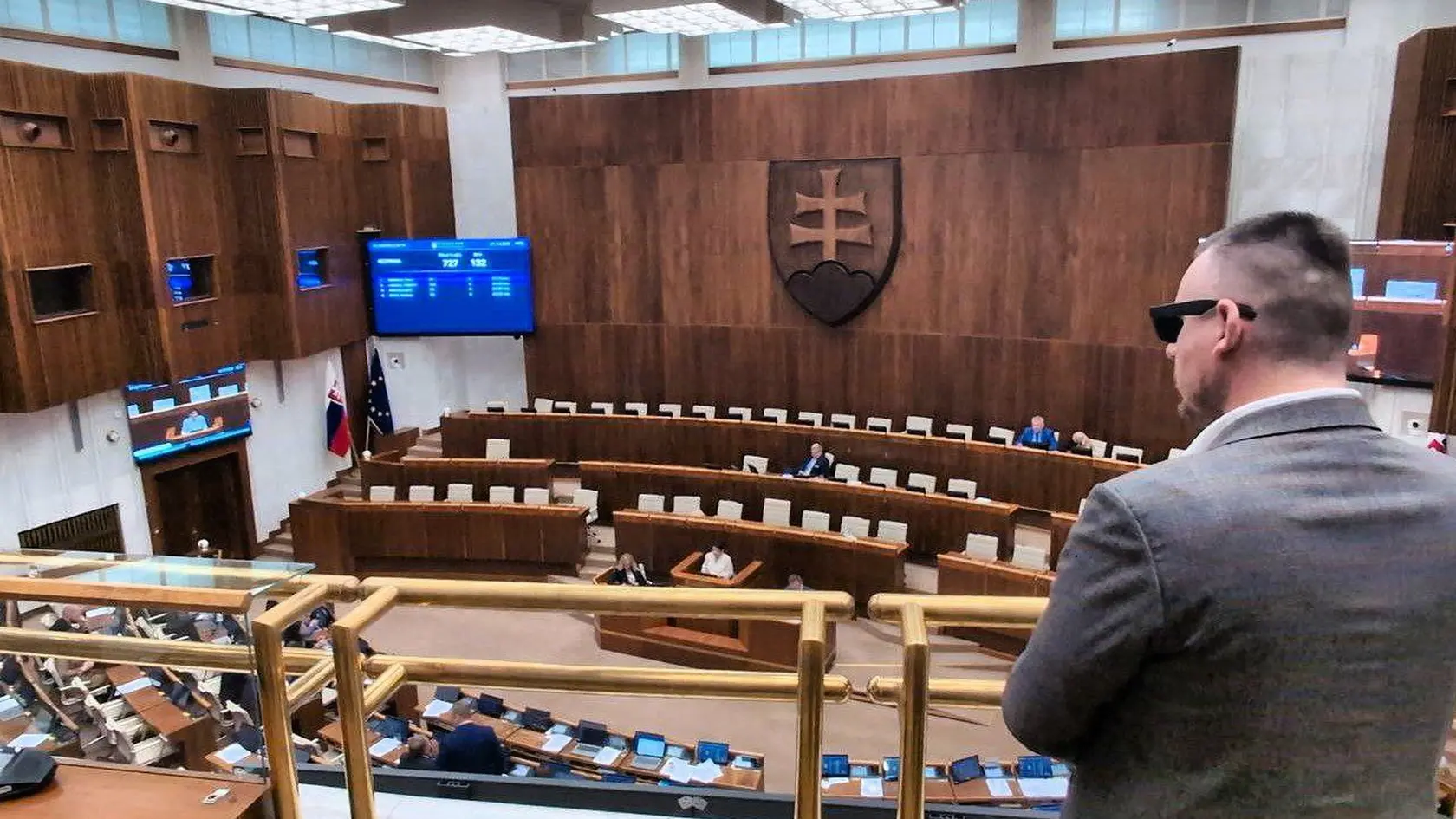 Daniel Bombic na balkóne v parlamente.