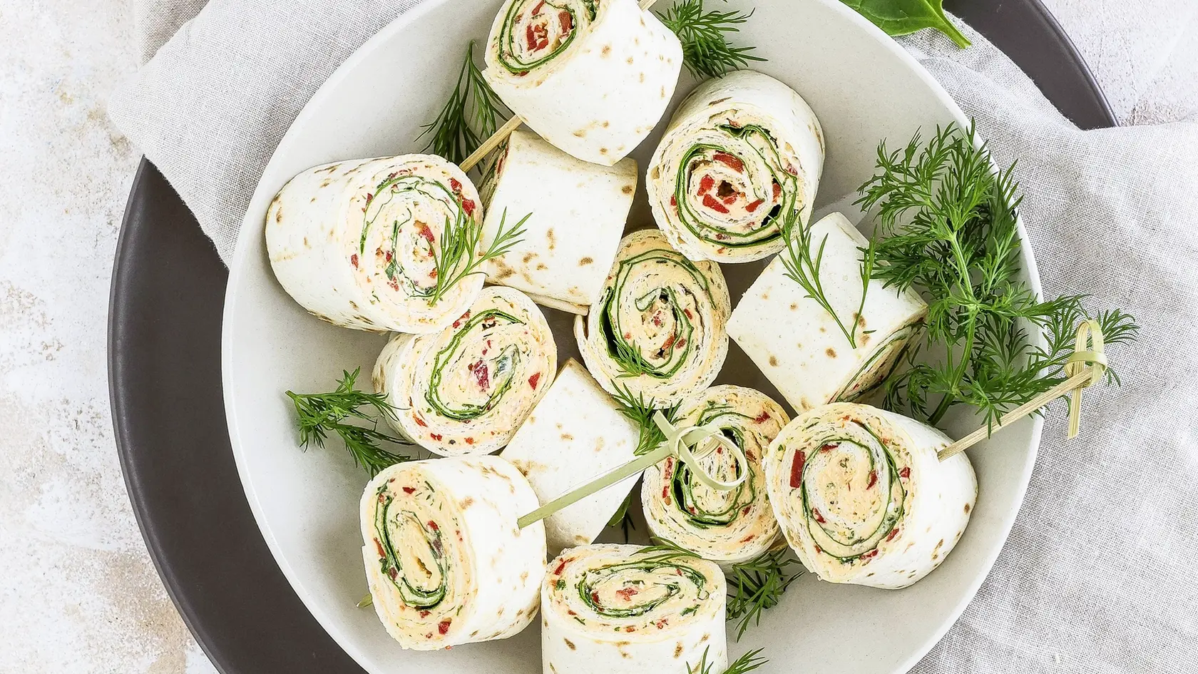 Tortilové slimáčiky s bryndzou a špenátom sú skvelou voľbou na rýchly a chutný snack alebo ľahkú večeru.