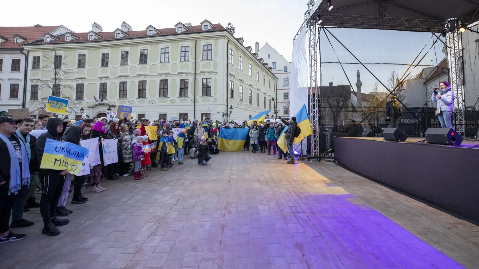 Na snímke zhromaždenie na podporu Ukrajiny-Biela vlajka na Hlavnom námestí v Bratislave.
