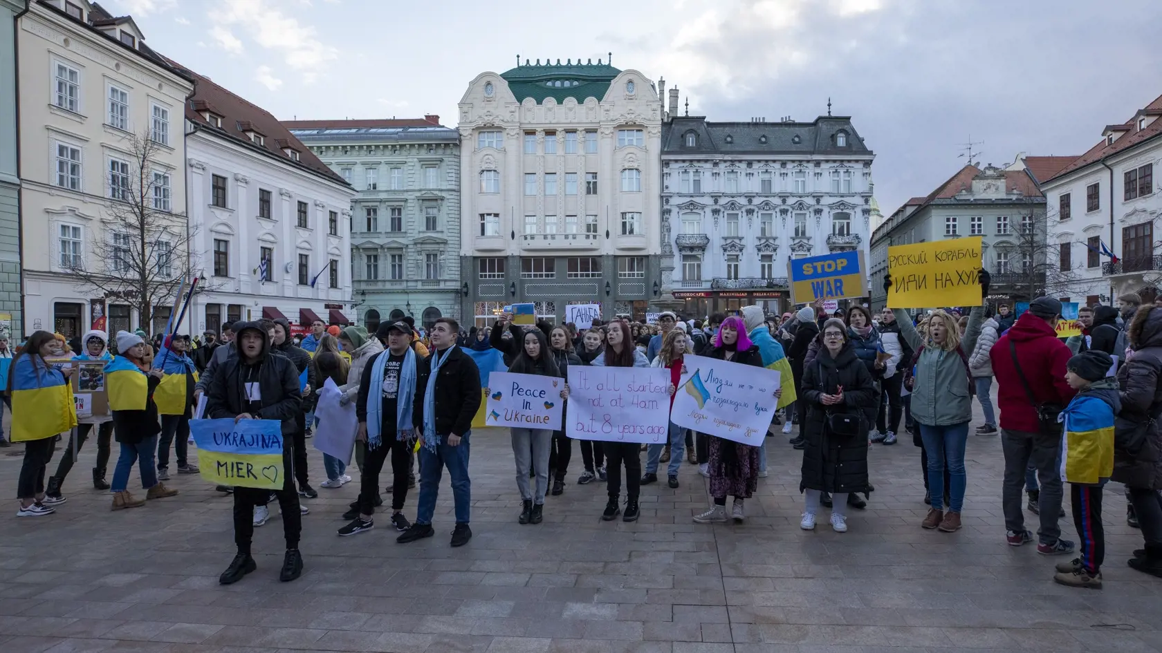 Na snímke zhromaždenie na podporu Ukrajiny-Biela vlajka na Hlavnom námestí v Bratislave.
