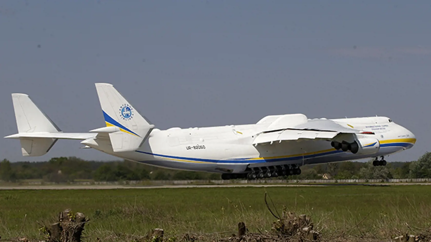 Najväčšie lietadlo sveta, nákladné An-225 Mrija, vzlieta z letiska v Gostomeli neďaleko Kyjeva.
