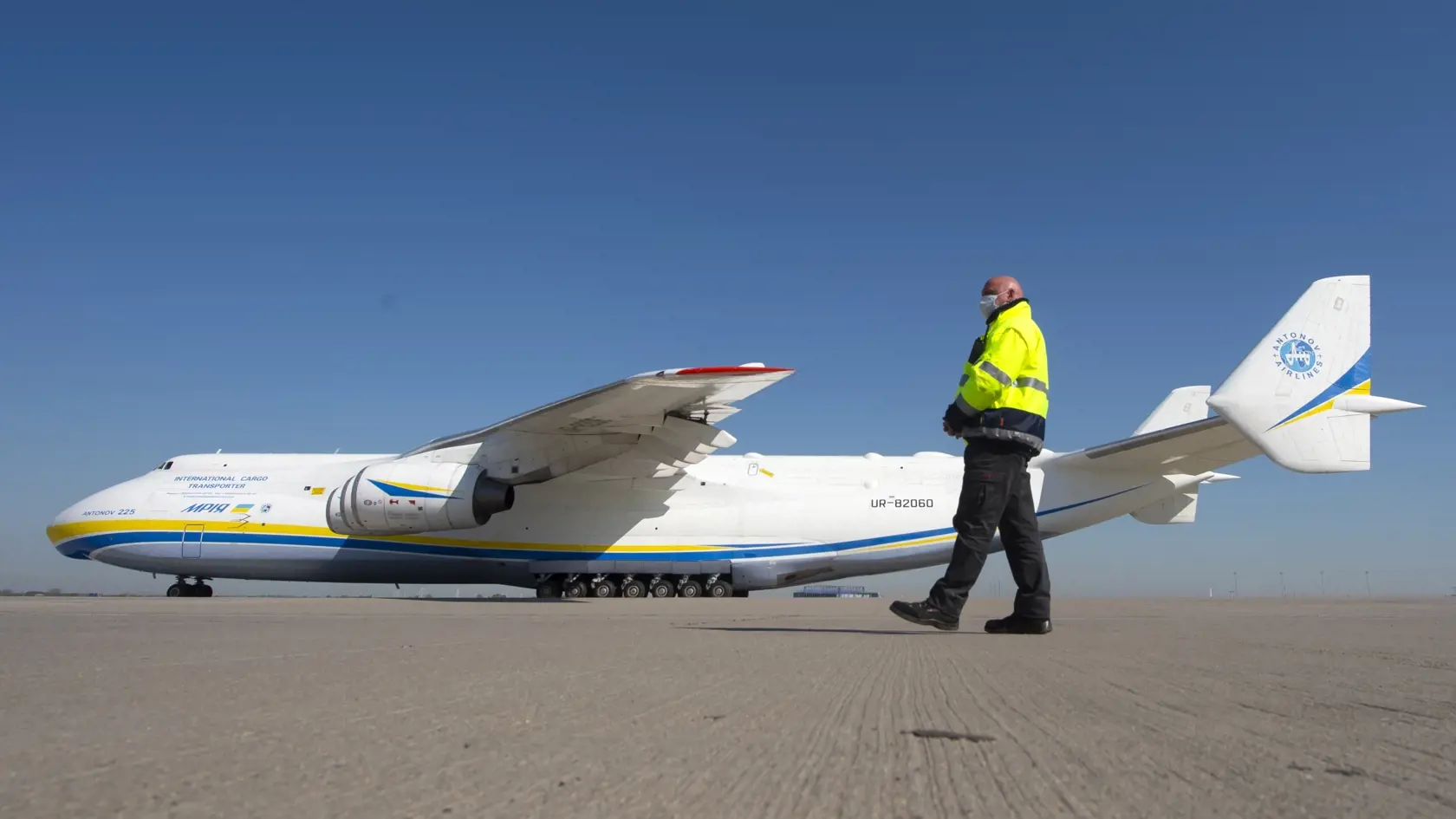 Najväčšie lietadlo sveta, nákladné An-225 Mrija po pristátí.
