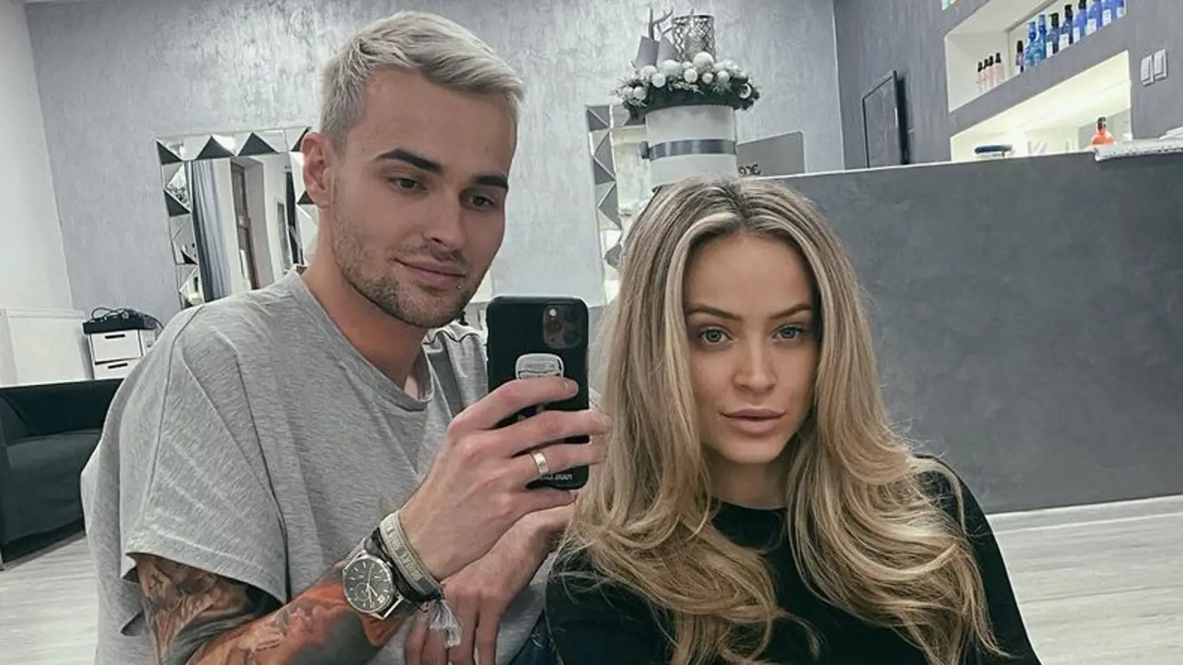 ,,Toto sú moje vlasy, žiadne príčesky ani nadpojené..iba pitie haircocktailu (odkedy ho Jirko priniesol na svet) a ja som konečne bola po dlhšom čase v tomto mojom obľúbenom salóne," píše Dominika.